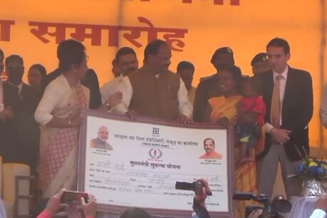 सुकन्या योजना का लाभ देते सीएम रघुवर दास