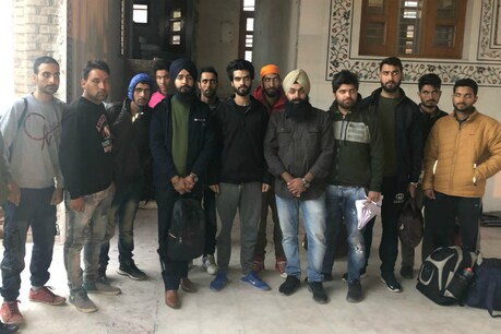 खालसा एड इंटरनेशनल के युवा देहरादून में फंसे कश्मीरी छात्रों की मदद कर रहे हैं.