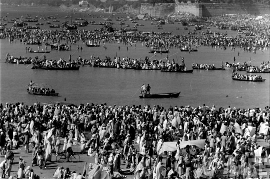  कुंभ के दौरान अब तक की सबसे बड़ी दुर्घटना 4 फरवरी, 1954 की है. इस दिन भी मौनी अमावस्या का स्नान ही था. यह देश की आजादी के बाद कुंभ मेले का पहला आयोजन था. इसमें मची भगदड़ में करीब 800 लोगों की जान गई थी और हजारों लोग घायल हुए थे. हालांकि हताहत की यह संख्या अलग-अलग जगह अलग बताया गया है.