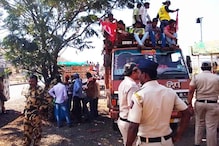 नासिक जा रहे सैकड़ों किसानों को पुलिस ने कसारा घाट पर रोका