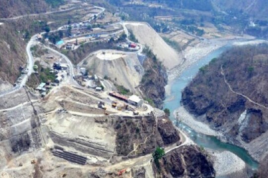 उत्तराखंड में बिजली परियोजनाओं में देरी की वजह से बढ़ने वाली लागत भी उपभोक्ताओं से ही वसूली जाती है.