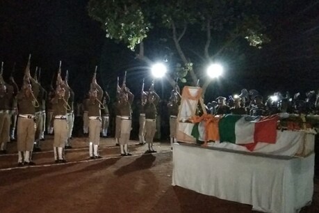 राजकीय सम्मान के साथ हुआ शहीद विजय का अंतिम संस्कार, बेटी बोली- सेना में भर्ती होकर लूंगी पिता का बदला राजकीय सम्मान के साथ हुआ शहीद विजय का अंतिम संस्कार, बेटी बोली- सेना में भर्ती होकर लूंगी पिता का बदला