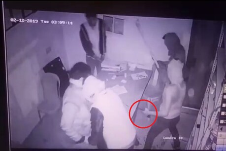 मारपीट करते हुए बंदूकधारी युवक