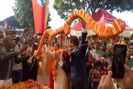 इस दुल्हन को देखने उमड़ा पूरा गांव, बात ही कुछ ऐसी थी... इस दुल्हन को देखने उमड़ा पूरा गांव, बात ही कुछ ऐसी थी...
