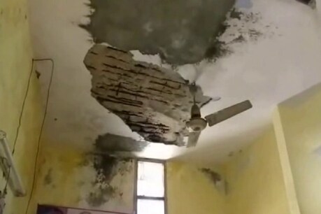 अस्पताल की छत गिरी