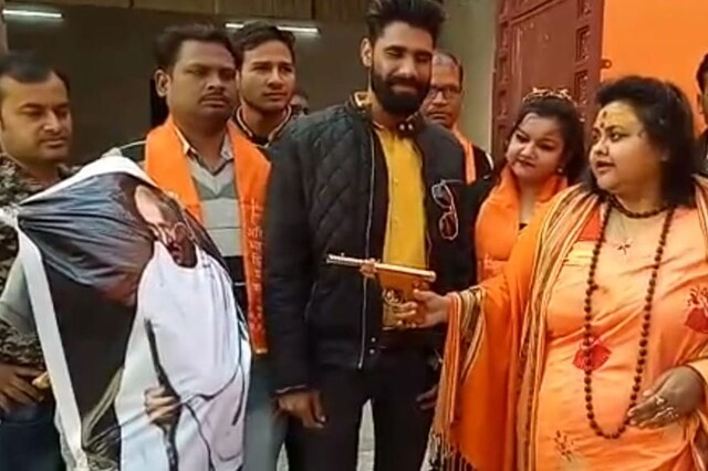 जानिए कौन है पूजा शकुन पांडेय, जिसने महात्मा गांधी के पुतले को मारी थी 'गोली'