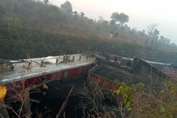 धनबाद रेलमंडल में खलारी स्टेशन के पास मालगाड़ी हुई बेपटरी, परिचालन बाधित