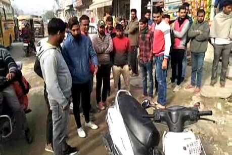 तेज रफ्तार डंपर ने स्कूटी सवारों को रौंदा, एक की मौत तेज रफ्तार डंपर ने स्कूटी सवारों को रौंदा, एक की मौत
