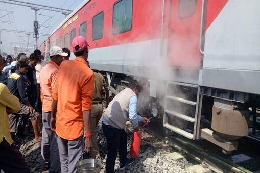 आग को बुझाते रेलकर्मी आग को बुझाते रेलकर्मी