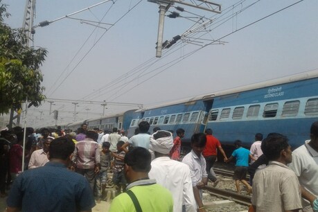 घटनास्थल पर जमा भीड़