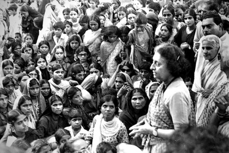 चुनाव प्रचार के दौरान इंदिरा गांधी