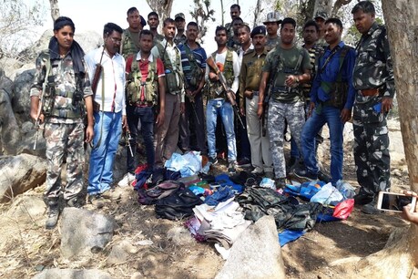 नक्सलियों से पुलिस की मुठभेड़
