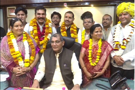 समितियों के अध्यक्षों के साथ मेयर विष्णु लाटा। फोटो : न्यूज 18 राजस्थान । 