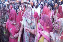 होली में यहां बड़े प्यार से लड़कियों के हाथ से लठ्ठ की मार खाते हैं युवक