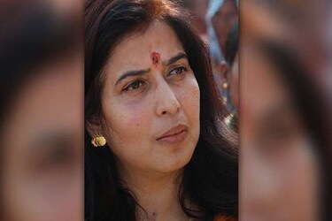  डॉ. सरोज पांडेय संभवत: छत्तीसगढ़ की ऐसी पहली नेता हैं, जो अपने राजनीतिक कॅरियर में छात्रसंघ अध्यक्ष, महापौर, विधायक, लोकसभा सांसद व राज्यसभा सांसद निर्वाचित हुई हैं. इसके अलावा दुर्ग में महापौर रहते लगातार दस साल तक बेस्ट मेयर का अवार्ड भी सरोज पांडेय को मिल चुका है. साल 2009 के आम चुनाव में विधायक व महापौर सरोज को भाजपा दुर्ग की लोकसभा सीट का उम्मीदवार घोषित कर दिया. सरोज का सीधा मुकाबला भाजपा से ही अलग होकर लगातार तीन बार से लोकसभा सांसद रहे ताराचंद साहू थे. सरोज ने लोकसभा चुनाव में भी जीत हासिल की. इसके बाद राष्ट्रीय राजनीति में भी उनका कद बढ़ता गया. सांसद रहते ही सरोज को भाजपा की राष्ट्रीय महिला मोर्चा का अध्यक्ष बनाया गया.