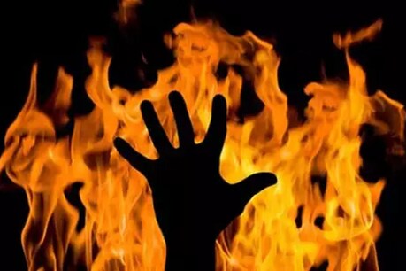 पत्नी के चरित्र पर था शक, पत्थर से हमला कर घायल करने के बाद लगा दी आग पत्नी के चरित्र पर था शक, पत्थर से हमला कर घायल करने के बाद लगा दी आग