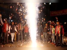 VIDEO: अभिनंदन की वतन वापसी पर हल्द्वानी में पटाखों और ढोल की थाप पर नाचे लोग