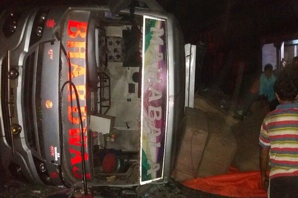 PHOTOS: धनाबद में NH-2 पर यात्रियों से भरी बस पलटी, आधा दर्जन घायल