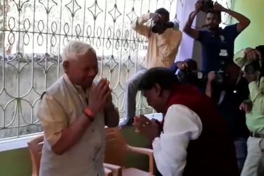 करिया मुंडा से आशीर्वाद लेते अर्जुन मुंडा