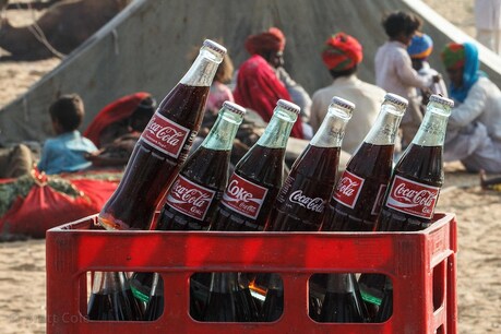 मीडिया रिपोर्ट्स के मुताबिक, कोका कोला अब बाबा रामदेव की पतंजलि आयुर्वेद की तरह ही घरेलू प्रोडक्ट जैसे जलजीरा, आम का पन्ना जैसे कोल्ड ड्रिंक बेचेगी.