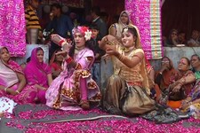 PHOTOS : राधा-कृष्ण के स्वरूप में सजे कलाकारों ने होली व मयूर नृत्य पेश कर किया मंत्रमुग्ध