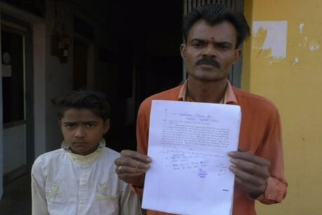 पीड़ित छात्र के साथ उसके पिता