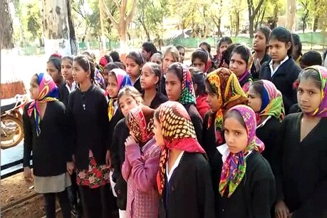 छात्राएं पहुंची पुलिस स्टेशन