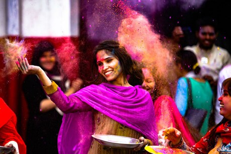 Holi Herbal Colors: होली के लिए घर पर ऐसे तैयार करें हर्बल रंग, प्यार का रंग हो जाएगा गहरा! Holi Herbal Colors: होली के लिए घर पर ऐसे तैयार करें हर्बल रंग, प्यार का रंग हो जाएगा गहरा!