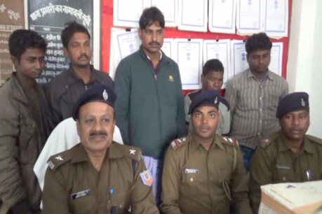 अंग्रेजी शराब की 46 बोतल के साथ मकान मालिक समेत 5 आरोपी गिरफ्तार