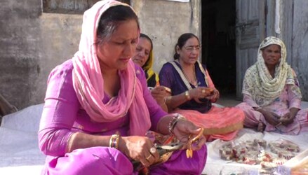  महिला दिवस पर करनाल की ग्रामीण महिलाएं उन सब महिलाओ को संदेश दे रही है जो आज भी अपने घर में घुटकर रहने को मजबूर हैं. गरीब तबके की यह महिलाएं आज बदलते समय में आगे बढ़ रही हैं.