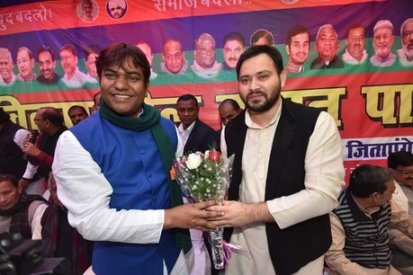 तेजस्वी यादव के साथ मुकेश साहनी (फाइल फोटो)
