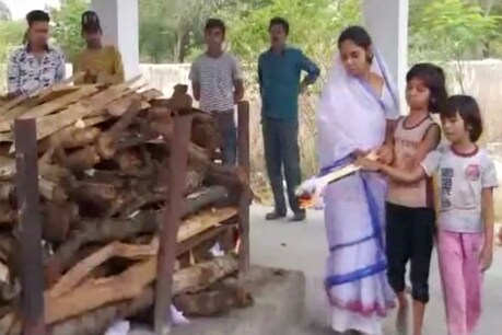 कोरबा: पति की मौत के बाद पत्नी ने अपने दो बच्चों के साथ दी मुखाग्नि