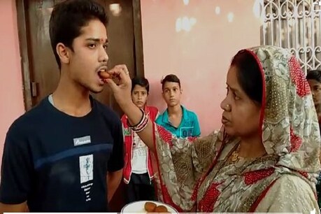 आंगनबाड़ी सेविका और सिपाही पिता का बेटा पवन बना साइंस टॉपर, NDA में जाने की ख्वाहिश आंगनबाड़ी सेविका और सिपाही पिता का बेटा पवन बना साइंस टॉपर, NDA में जाने की ख्वाहिश