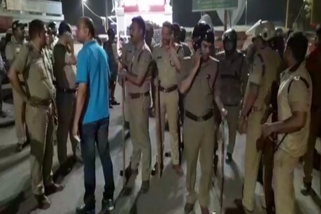 रुद्रपुर - पुलिस को मौके
पर विरोध कर रहे लोगों पर लाठीचार्ज करना पड़ा था.