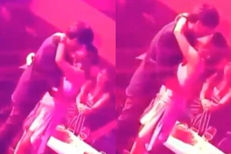 OMG! कार्तिक आर्यन के साथ 'लिपलॉक' करती दिखीं सारा अली खान, Video Viral OMG! कार्तिक आर्यन के साथ 'लिपलॉक' करती दिखीं सारा अली खान, Video Viral