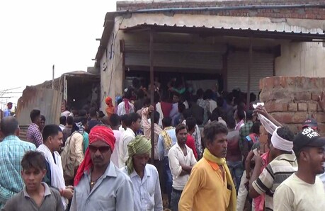 शराब की दुकान पर लगी भीड़