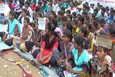 पाकुड़ में केकेएम कॉलेज के महाविद्यालय छात्र संघ के छात्र-छात्राओं ने धरना देकर ओलचिकि लिपि को लागू करने का विरोध किया. आदिवासी छात्र छात्राओं ने सिद्दो कान्हु पार्क के निकट धरना दिया. छात्र-छात्राओं ने संथाली भाषा से ओलचिकि लिपि को हटाकर पुर्व की तरह संथाली लिपि को लागू करने और संथाली शिक्षक की नियुक्ति करने की मांग की. छात्र-छात्राओं ने कहा कि सरकार को आदिवासियों से ओलचिकी भाषा के प्रति एक राय लेना जरुरी था. सरकार बिना राय लिए ओलचिकी भाषा को लागू कर रही है जो गलत है. छात्र-छात्राओं ने बताया कि ओलचिकी भाषा उड़िया प्रभावित और अवैज्ञानिक है. ओलचिकी उड़िया की बुगड़ी संथाल की लिपि है. इसकी भाषा टेड़ी मेढ़ी और अशुद्ध है जबकि संथाली भाषा झारखंड़ के संथाल परगना की भाषा शुद्ध और सर्वश्रेष्ठ है. आदिवासियों के मनोभाव को जाने बगैर जबरन ओलचिकि भाषा लागू करना आदिवासियों के लिए कुठाराधात है. आदिवासी छात्र छात्रा देवनगरी लिपि में मैट्रिक से बीएड तक कर चुका है. उनके साथ न्याय नहीं होगा. सरकार को इस मसले पर पुनर्विचार करना चाहिए.