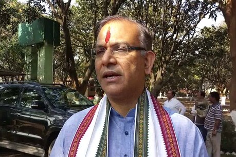 बोइंग 737 मैक्स विमानों की उड़ान पर रोक लगाने की जानकारी देते केंद्रीय राज्य मंत्री जयंत सिन्हा