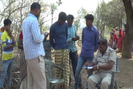 ग्रामीणों से पूरे मामले की जानकारी लेती पुलिस