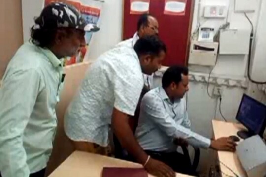 सीसीटीवी फुटेज खंगालते पुलिसकर्मी