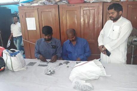 सिक्कों की गिनती करते कर्मचारी
