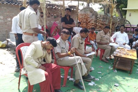 जयमाल के दौरान 'दूल्हे' ने किया शादी से इनकार, बारातियों को बनाया बंधक जयमाल के दौरान 'दूल्हे' ने किया शादी से इनकार, बारातियों को बनाया बंधक