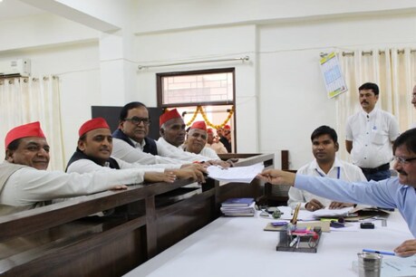 अखिलेश यादव ने आजमगढ़ से किया नामांकन, कहा- 'वो चायवाले हैं तो हम भी दूधवाले हैं' अखिलेश यादव ने आजमगढ़ से किया नामांकन, कहा- 'वो चायवाले हैं तो हम भी दूधवाले हैं'