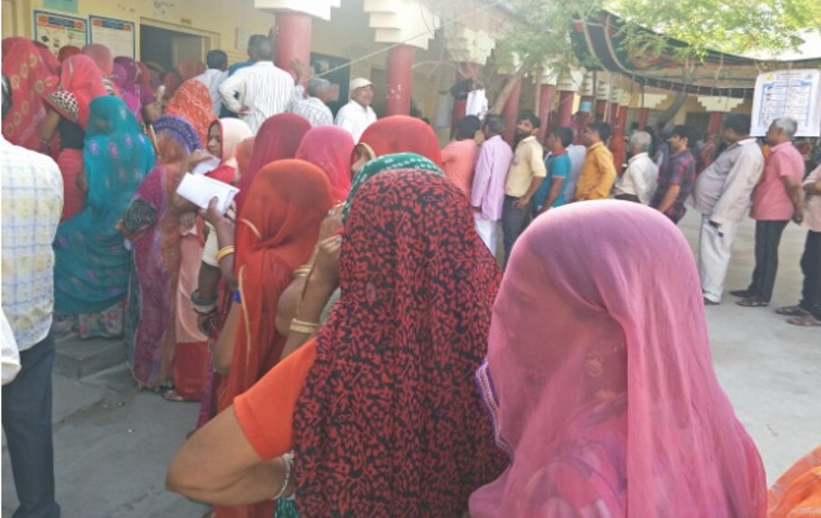  पश्चिमी राजस्थान के सरहदी जिले बाड़मेर में मतदान के उमड़े मतदाता.