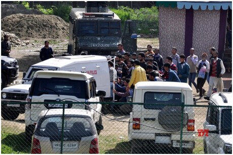 जम्मू-कश्मीर पुलिस के आर्मर्ड वाहन के पीछे खाना और पानी के लिए खड़े लोग. इस मामले में जांच के आदेश दे दिए गए हैं.