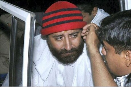 नारायण साईं कोर्ट रूम में जाते हुए.