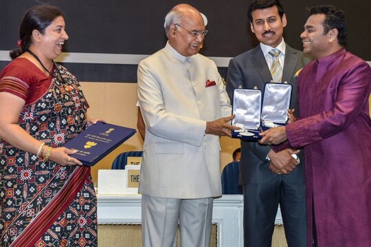 संगीतकार ए आर रहमान राष्ट्रपति रामनाथ कोविंद से राष्ट्रीय पुरस्कार पाते हुए