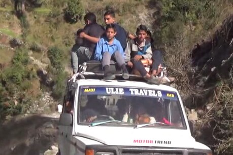 सवारी गाड़ी की छत पर स्कूली छात्र बैठकर करते हैं सफर