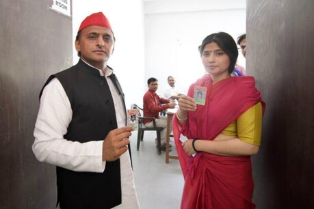 अपनी पत्नी दिंपल यादव के साथ वोट डालने जाते अखिलेश यादव