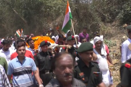 शहीद लेफ्टिनेंट अनुराग शुक्ला का पैतृक गांव में हुआ अंतिम संस्कार शहीद लेफ्टिनेंट अनुराग शुक्ला का पैतृक गांव में हुआ अंतिम संस्कार